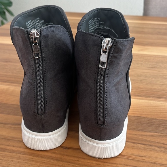 Jenny Quilted Hidden Wedge Sneaker
Excellent condition - Picture 4 of 9